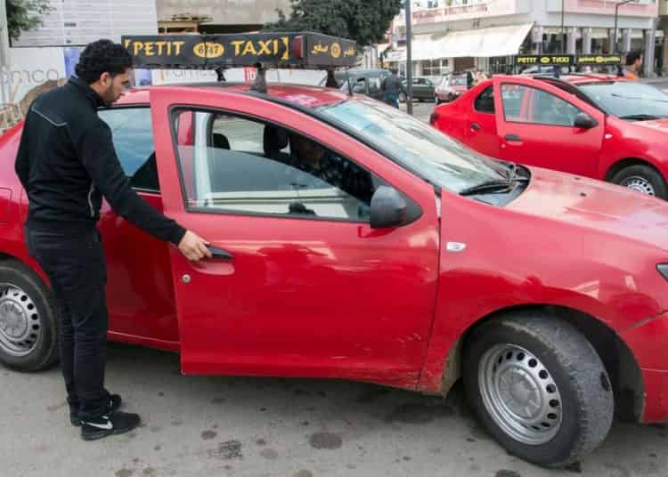 سائق طاكسي بخريبكة يعثر على حقيبة بها 15 مليون ويعيدها لصاحبها￼