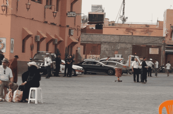 سائق طاكسي يعيد مبلغ مالي لسائح أجنبي ضاع منه ￼