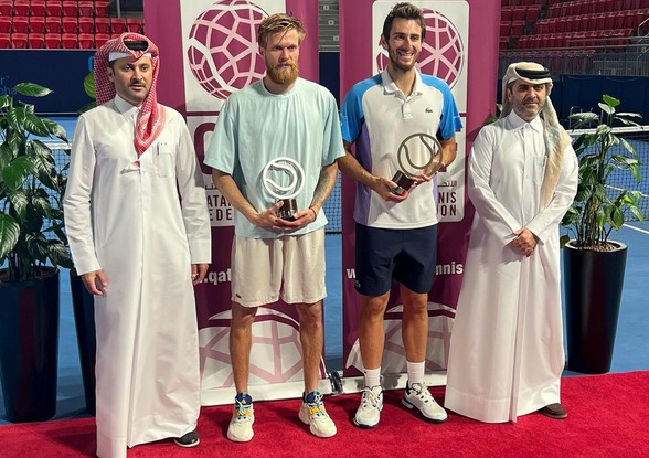 لاعب كرة المضرب المغربي إليوت بنشتريت يفوز بدوري الدوحة الدولي