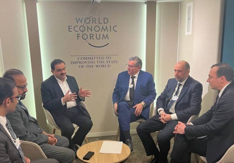 ملياردير هندي يلتقي أخنوش في دافوس ومشروع ضخم للطاقة النظيفة قريبا في المغرب