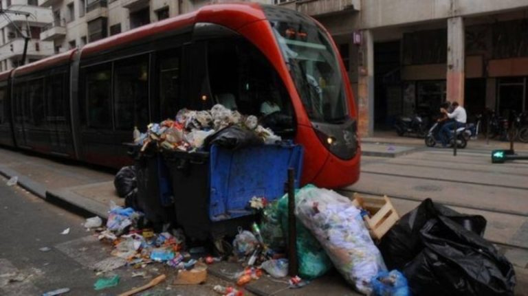  الأزبال تعود إلى شوارع الدار البيضاء ومطالب بتغيير شركات التدبير المفوض