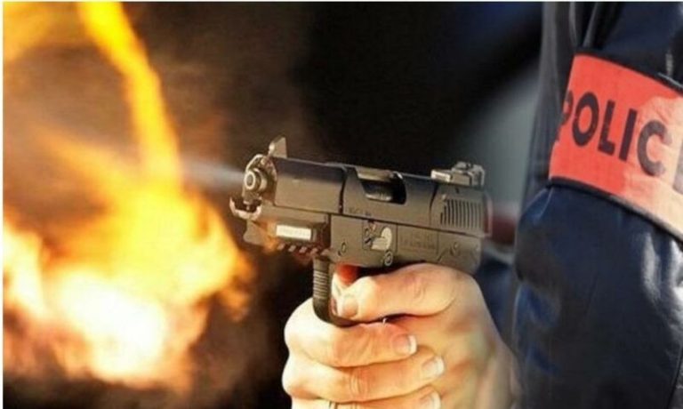 مقدم شرطة يضطر لاستعمال سلاحه ضد شخص احتجز والدته