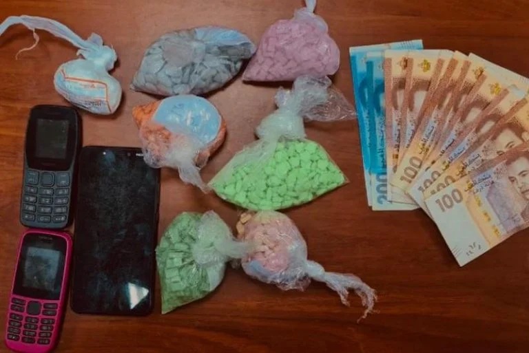 فرقة محاربة العصابات بطنجة توقف شخصين للاشتباه في تورطهما في قضية تتعلق بحيازة وترويج المخدرات الصلبة والأقراص المخدرة
