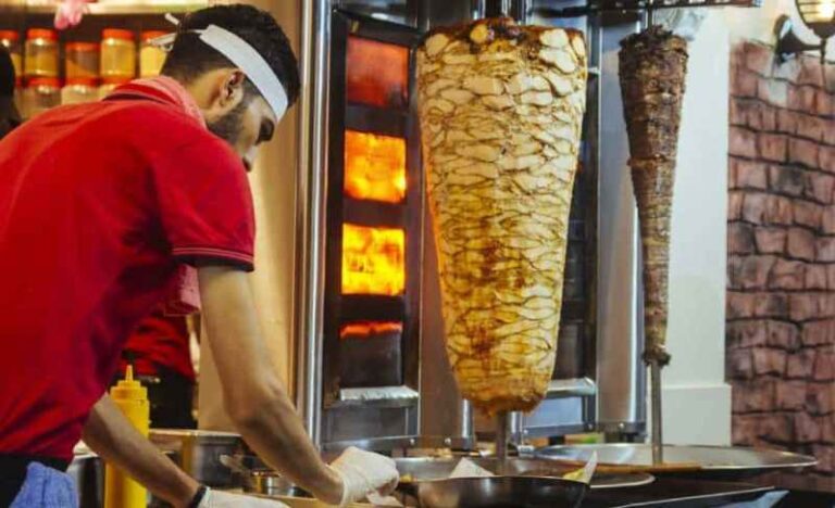  إغلاق مطعم سوري متخصص في “الشوارما”