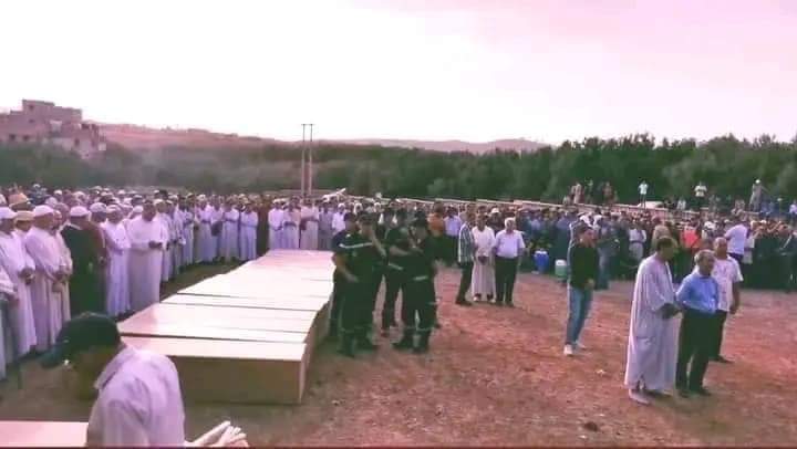 حشود بشرية تشيع جثامين 24شخصا من ضحايا حادث سير دمنات
