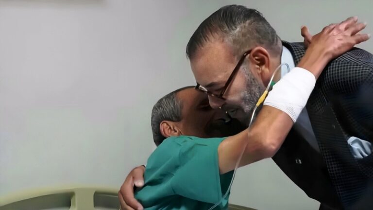 خبير: زيارة جلالة الملك لضحايا الزلزال شحنة من العواطف و درس إنساني بليغ