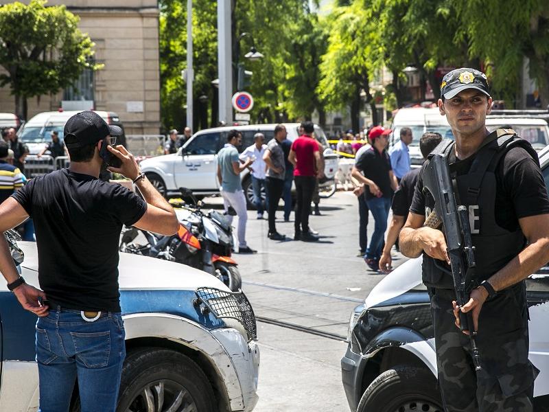 تونس..إرهابيان هاربان من السجن يسطوان على بنك في العاصمة