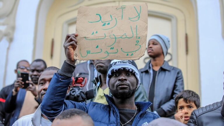 تونس..مواجهات عنيفة بين عناصر أمنية ومهاجرين من إفريقيا جنوب الصحراء
