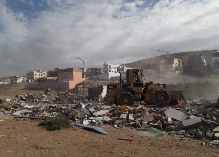 سلطات أكادير إداوتنان تشن حملة واسعة لهدم البنايات العشوائية على الشريط الساحلي