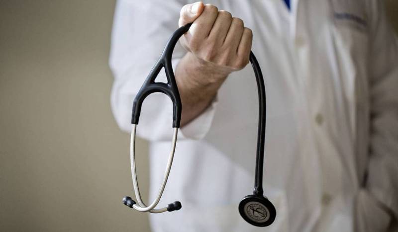 آيت الطالب: 600 طبيب في عدة تخصصات يهاجرون سنويا نحو الخارج