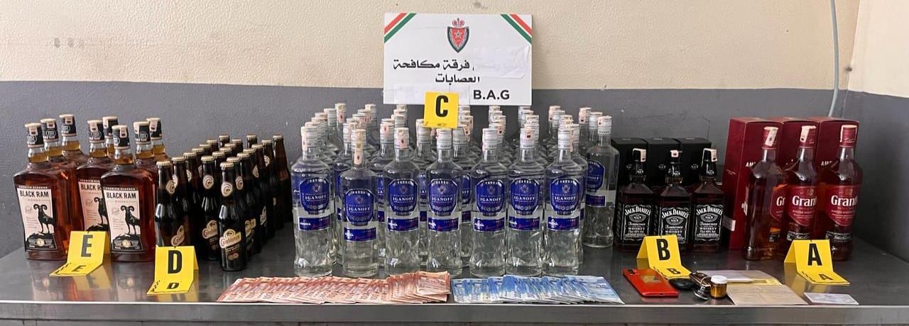 “معركة ضد الجريمة: القبض على مشتبه به في قضية حيازة وتجارة المشروبات الكحولية غير المرخصة في أكادير”