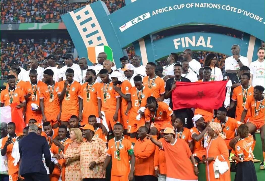 الاعتراف بالجميل.. العلم المغربي يرفرف في منصة تتويج منتخب الكوت ديفوار ب”الكان”