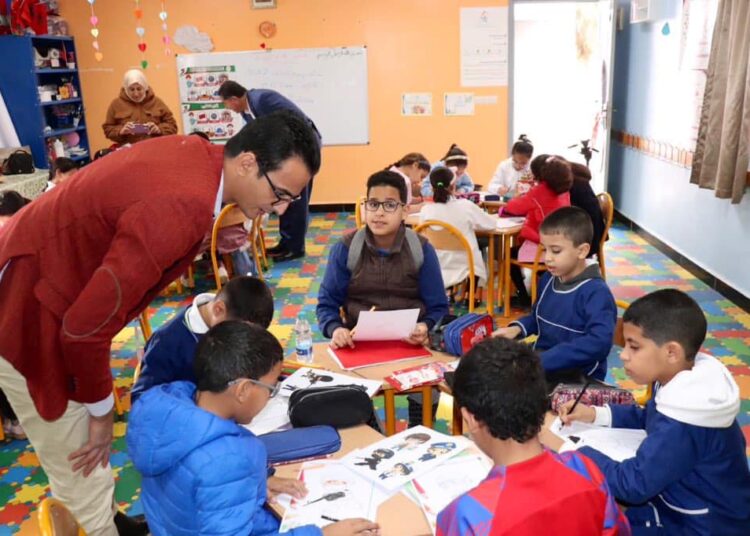 “ورشة الرسم الفنية: تعزيز التواصل والوعي الاجتماعي بين تلاميذ مدرسة إدريس بنزكري وولاية أمن أكادير”