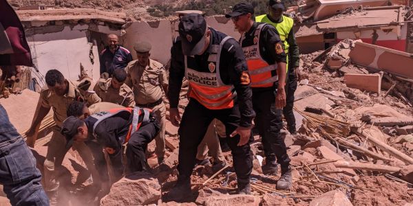 “تقديم الدعم والإغاثة: دور الشرطة في إعادة بناء المجتمعات بعد الكوارث”