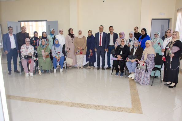 “التناقضات المستمرة: بين احتفال السياسيين وواقع المرأة في العمل والمجتمع”