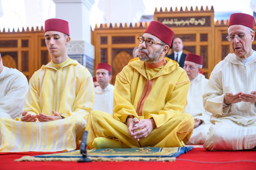 الدار البيضاء.. أمير المؤمنين يؤدي صلاة عيد الفطر ويتقبل التهاني بهذه المناسبة السعيدة