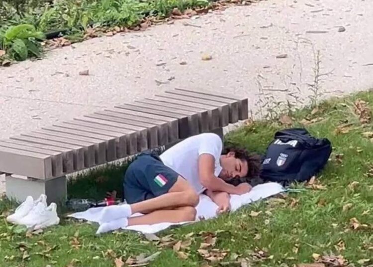بطل أولمبي ينام في العراء في اولمبياد باريس
