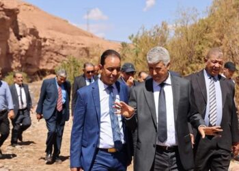 صديقي وزير الفلاحة يلتقط الصور مع آثار الفيضانات