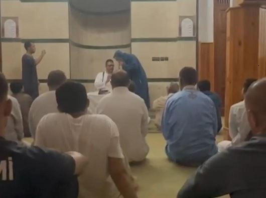 فرنسي يعتنق الإسلام داخل مسجد في أيت ملول وسط حضور المصلين
