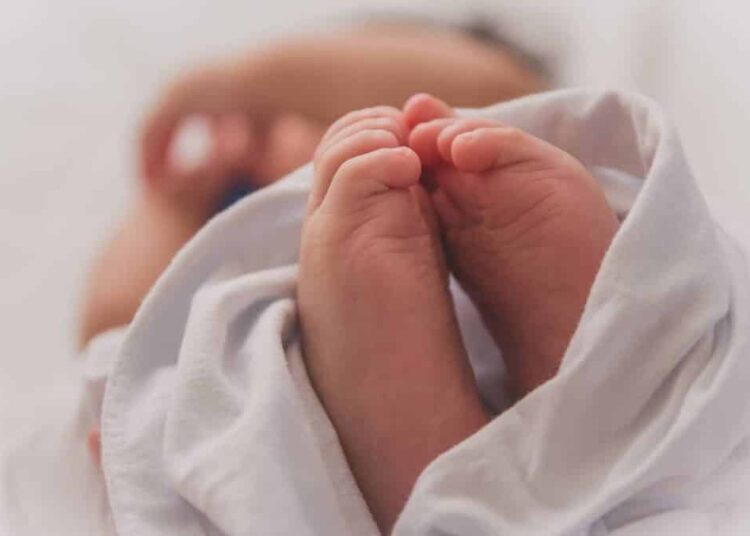 رجال النظافة يعثرون على رضيع ميت بالشارع العام بالعيون