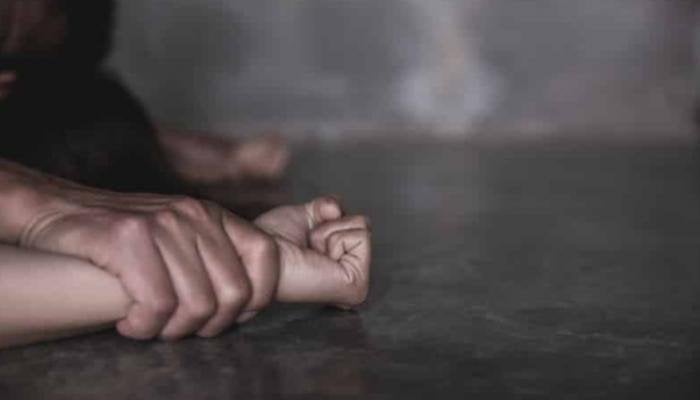توقيف حلاق بتهمة التغرير بقاصر وهتك العرض