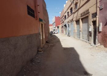 توقف أشغال تهيئة حي العين الزرقاء بتزنيت يثير استياء الساكنة (صور)