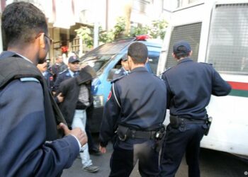 شخص هائج يهشم أسنان شرطي بالرباط !!