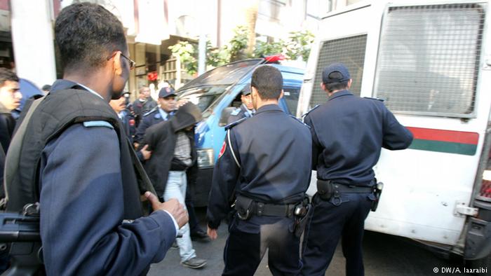 شخص هائج يهشم أسنان شرطي بالرباط !!