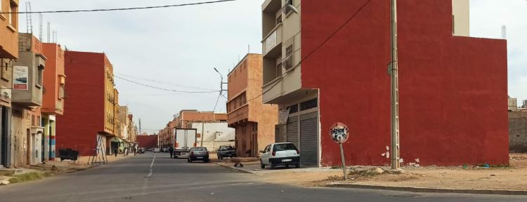 اتلاف علامة “ممنوع مرور الشاحنات” بشارع المغرب العربي يثير غضب ساكنة أيت ملول