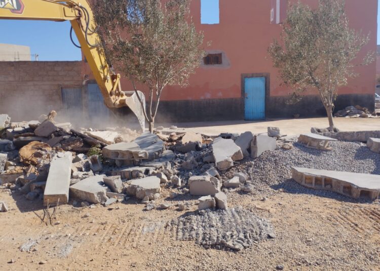 سيدي إفني: السلطة المحلية بتيوغزة تشرف على هدم بنايات مخالفة لقانون التعمير .