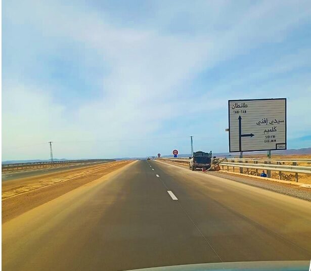 مهنيون يشكون نقص باحات الاستراحة والمرافق الصحية على طريق تيزنيت-الداخلة