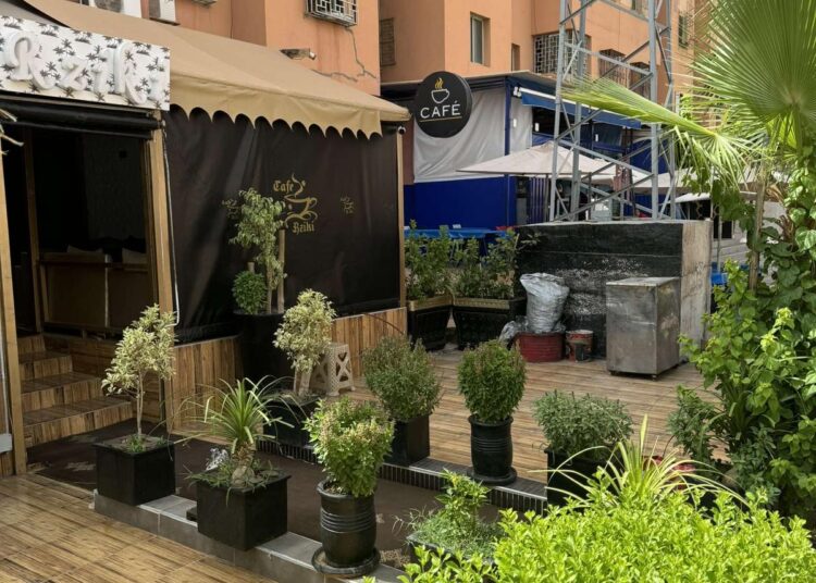 ازدحام وضجيج وسلوكيات مقلقة.. سكان حي السعادة يطالبون بالحل