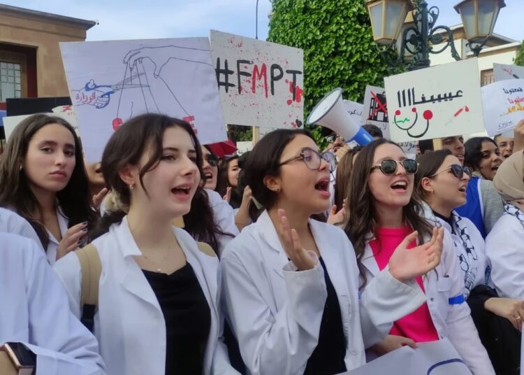 طلبة الطب والصيدلة يطالبون بفتح حوار عاجل