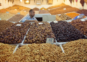 مع اقتراب شهر رمضان.. مخاوف من غزو التمور الجزائرية المستوردة