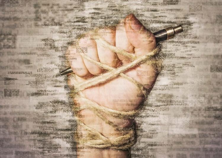 الصحافة في العصر الحديث: بين نقل الحقيقة وتوجيه الرأي العام