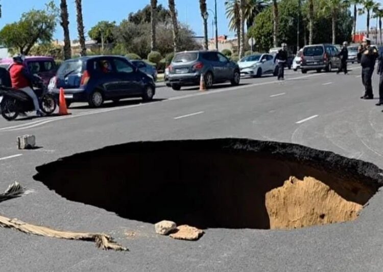 حفرة عميقة بأكادير تُثير المخاوف.. والجماعة توضح ملابسات الحادث