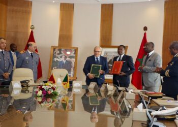 المغرب والكاميرون يعززان التعاون العسكري بتوقيع اتفاقية استراتيجية.