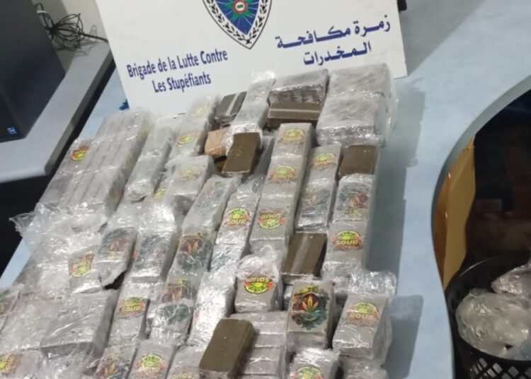 الجمارك تكشف عن 26 كيلوغراما من الحشيش داخل سيارة مواطن في ميناء الناظور