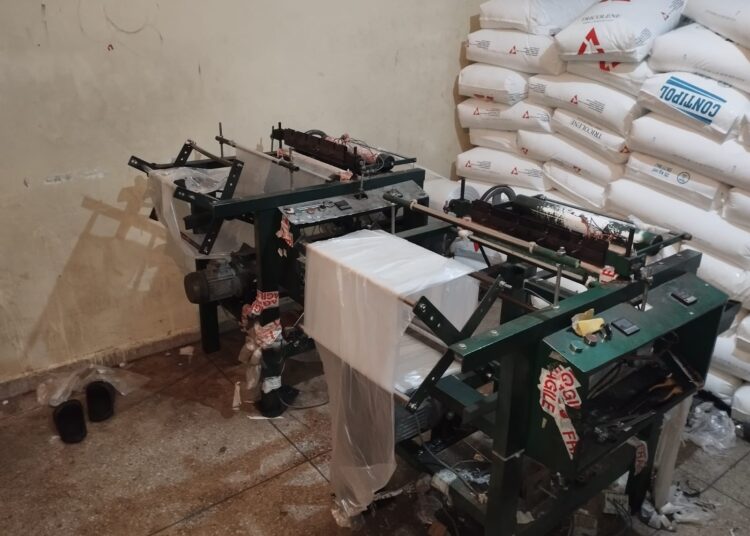 بتنسيق محكم.. الجمارك تداهم مصنعاً سرياً للأكياس البلاستيكية المحظورة بآيت ملول