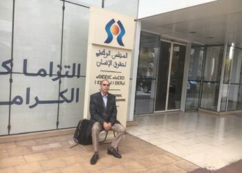 المعطي منجب يعتصم أمام مقر المجلس الوطني لحقوق الإنسان بعد منعه من السفر