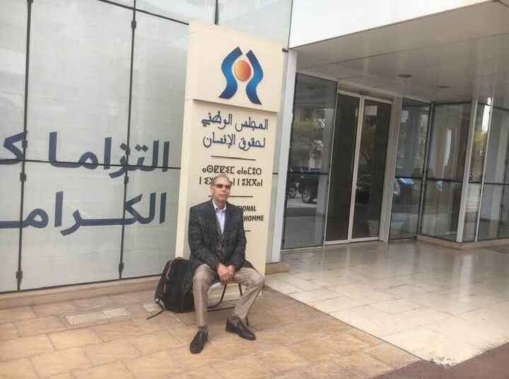 المعطي منجب يعتصم أمام مقر المجلس الوطني لحقوق الإنسان بعد منعه من السفر