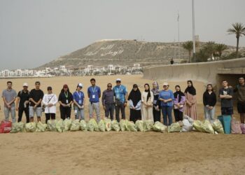“شباب أكاديريون يقودون حملة لتنظيف واد الحوار لحماية البحر وكائناته: مبادرة بيئية تنبض بالمسؤولية”