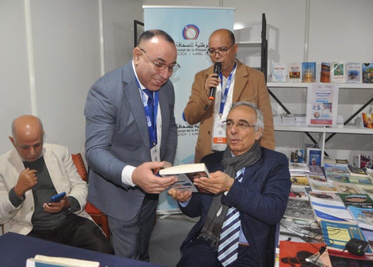 “الصحراء المغربية وأفريقيا” للحبيب العسري: قراءة في دبلوماسية ملكية وإعلام مواكب.