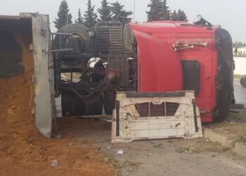 تزنيت:انقلاب شاحنة يفضح شبكة لتهريب رمال واد سوس