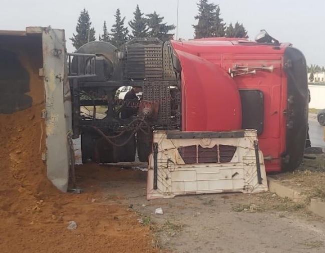 تزنيت:انقلاب شاحنة يفضح شبكة لتهريب رمال واد سوس