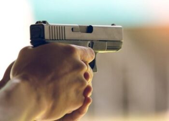 مقدم شرطة يستعمل سلاحه الوظيفي لإيقاف سجين عنيف حاول الفرار