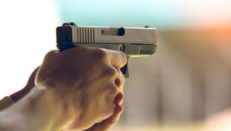 مقدم شرطة يستعمل سلاحه الوظيفي لإيقاف سجين عنيف حاول الفرار