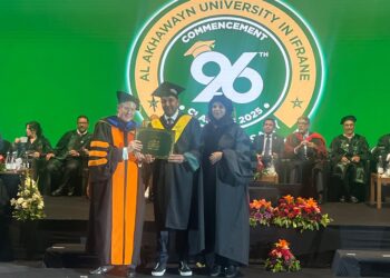 رشيد بوخنفر يحصل على شهادة الماستر من جامعة الأخوين