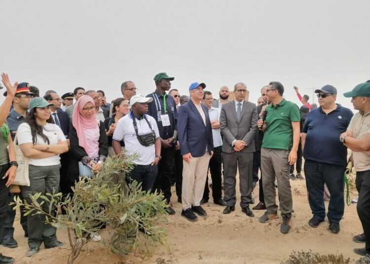 المدير العام للوكالة الوطنية للمياه والغابات وعامل اشتوكة آيت باها يطلعان على مشاريع حماية البيئة والتنمية المستدامة