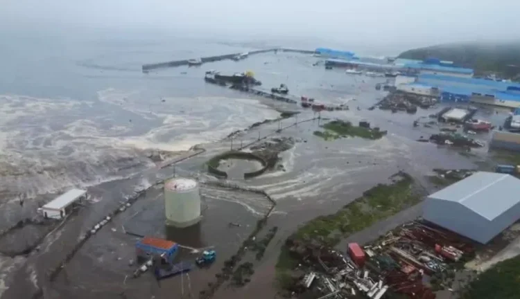 زلزال بقوة 8 درجات وتسونامي خطير يجتاح سواحل روسيا واليابان